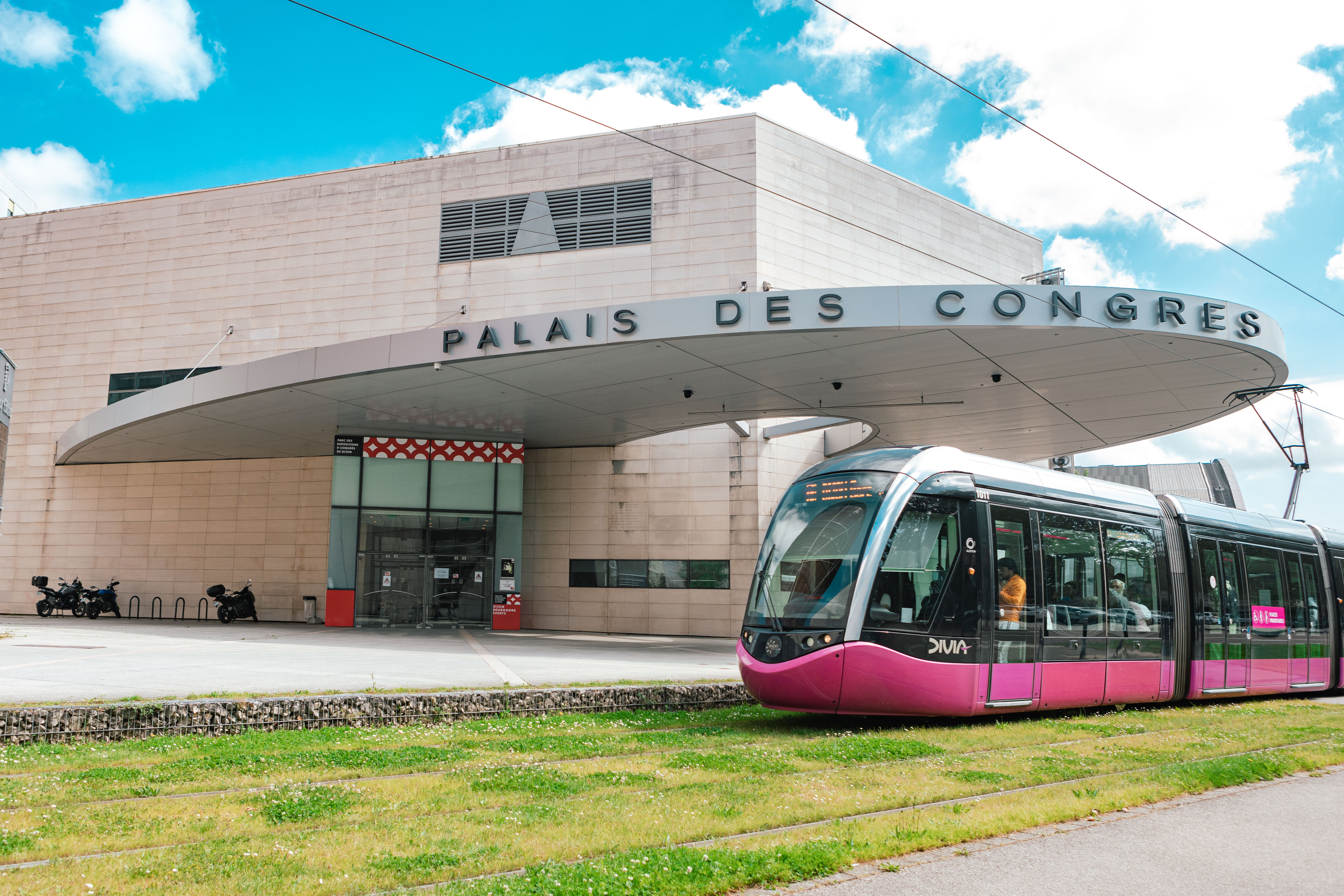 Tram d'Angers devant le Centre de Congrès